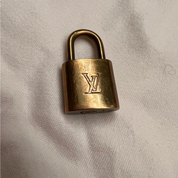 Louis Vuitton # 301 Lock With 2 Keys and Unbranded Chain - Picture 6 of 10